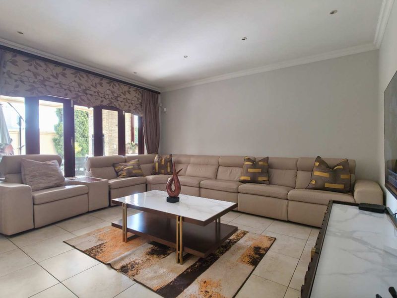 4 Bedroom Executive Sandton Cluster with Furnished Option in Secure boomed off Estate - Photo 6