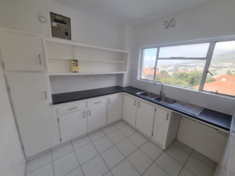 Unfurnished Two Bedroom Apartment To Rent in Tamboerskloof - Photo 4
