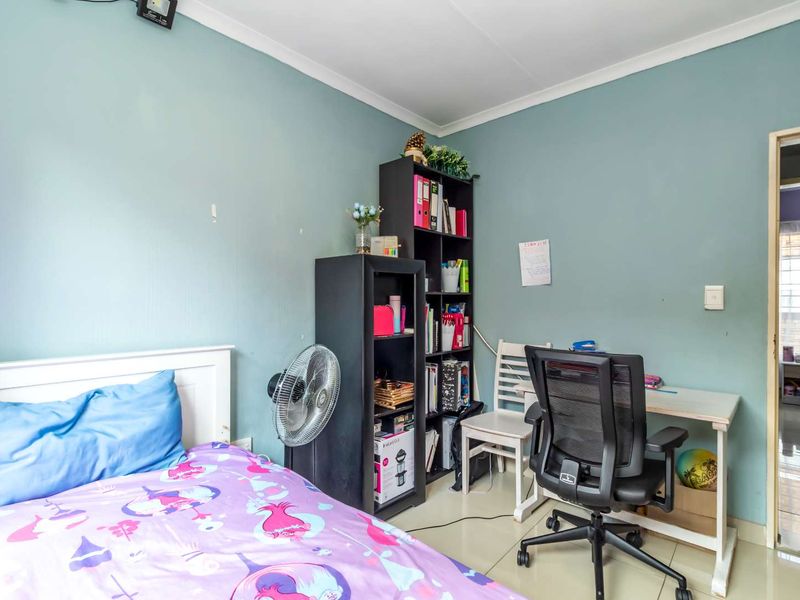 Pet-Friendly 3-Bedroom Simplex with Large Wrap-Around Garden - Photo 9