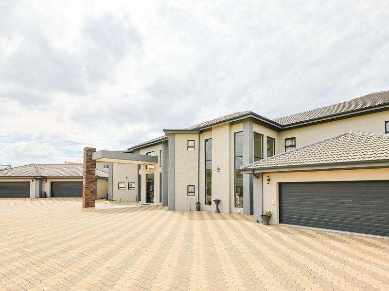 Stunning Off-the-Grid Masterpiece: Your Dream Home Awaits with two flatlets. - Photo 4