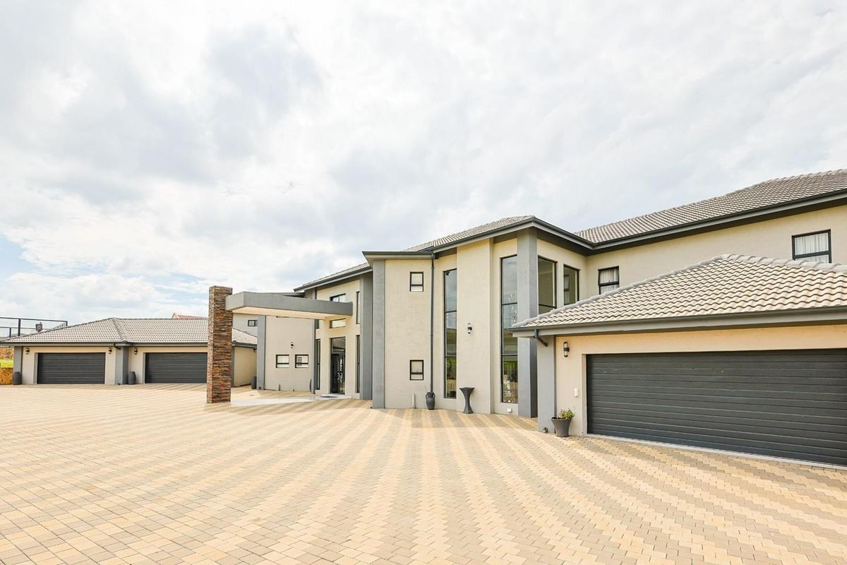 Stunning Off-the-Grid Masterpiece: Your Dream Home Awaits with two flatlets. - Photo 4