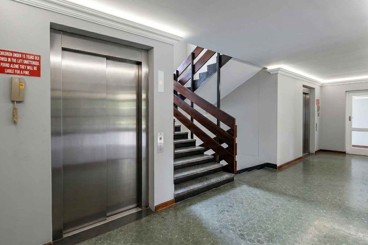 Scenic Top-Floor 2 Bedroom Apartment in Secure Findlain Court,Northdene. - Photo 4