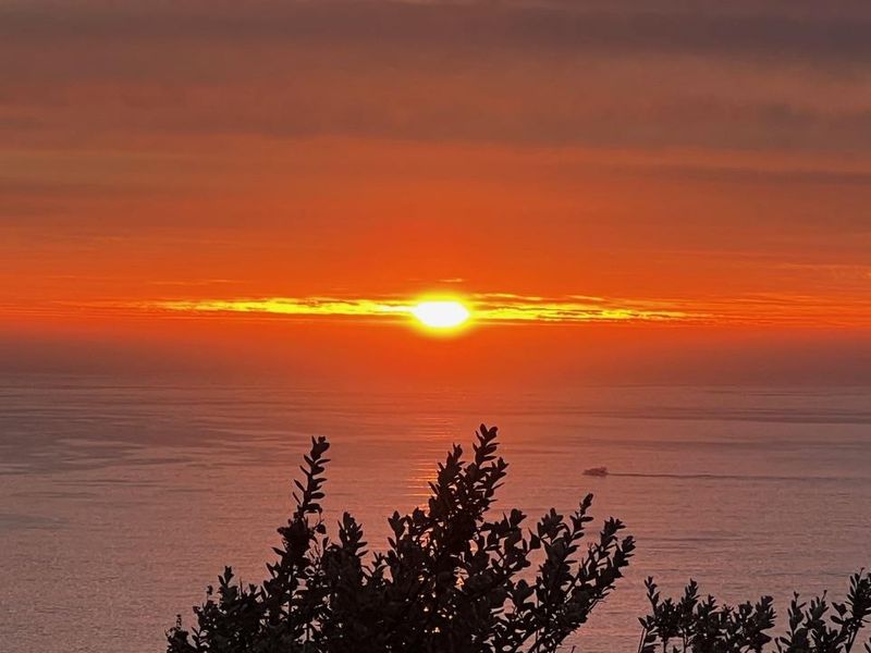 Gorgeous Villa with Unobstructed Mountain and Sea Views - Photo 5