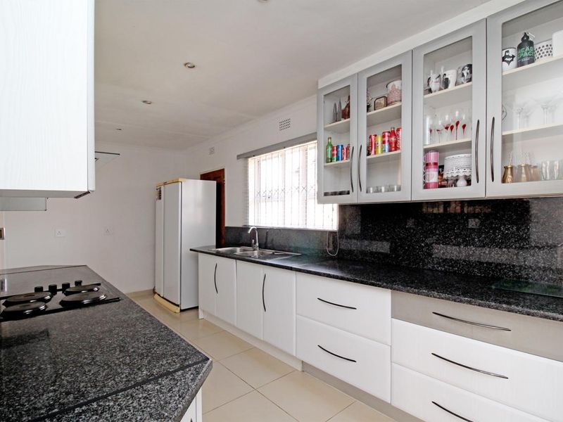 Beautiful 4 Bedroom Family Home - Photo 8