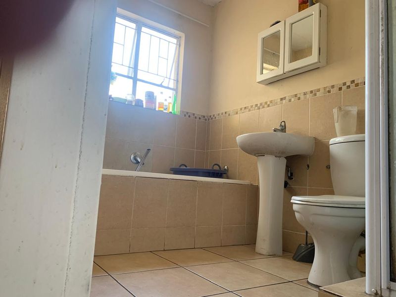 2 Bedroom apartment for sale in Aeroton, Johannesburg South. - Photo 7