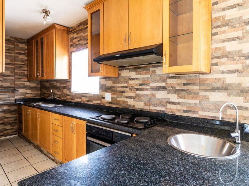 Charming 2-Bedroom Ground Floor Unit: Style and Comfort Await! - Photo 5