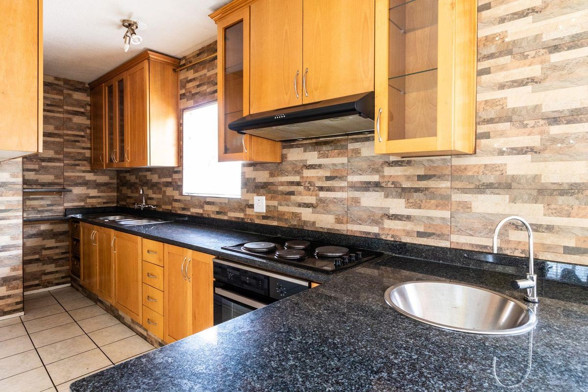 Charming 2-Bedroom Ground Floor Unit: Style and Comfort Await! - Photo 5