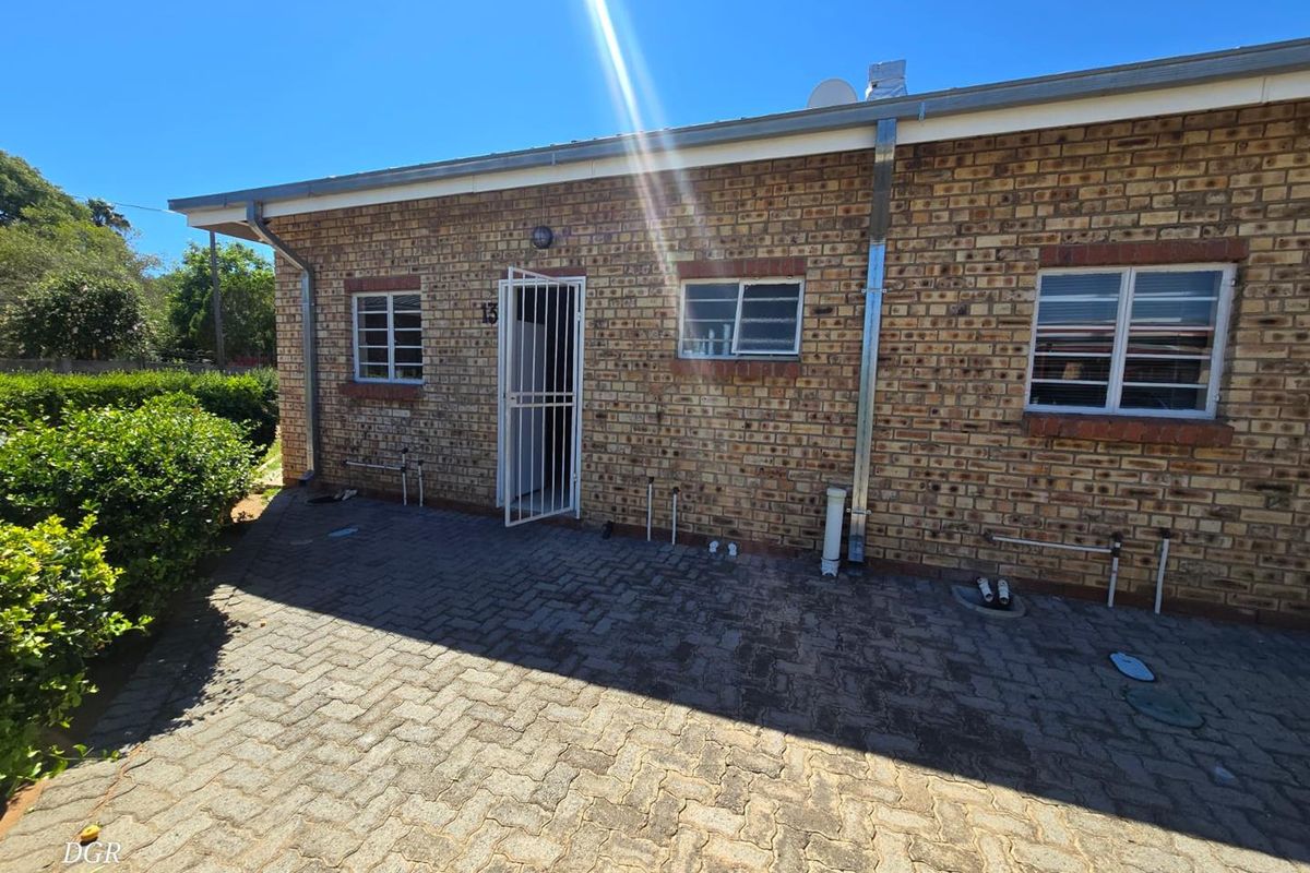 Charming 2-Bedroom Townhouse in Sought-After Diamant Park - Photo 2