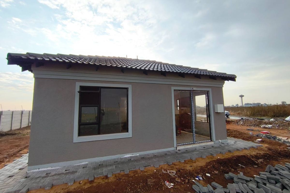 Stylish 2-Bedroom Home for Sale in Windmill Park Ext 32 - Photo 5