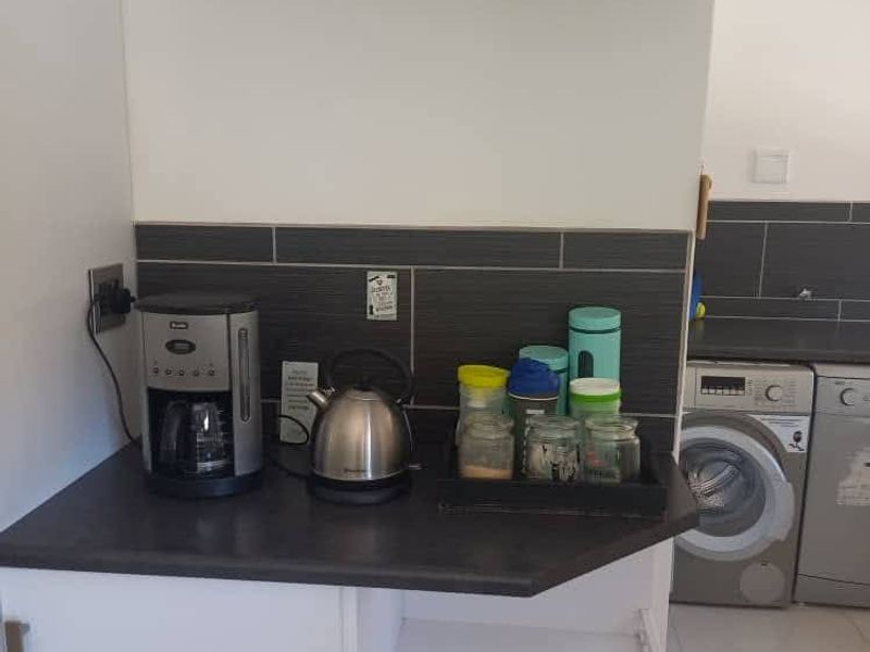 Lovely property situated in a safe area and within walking distance from the Mall, Gym and shops - Photo 6