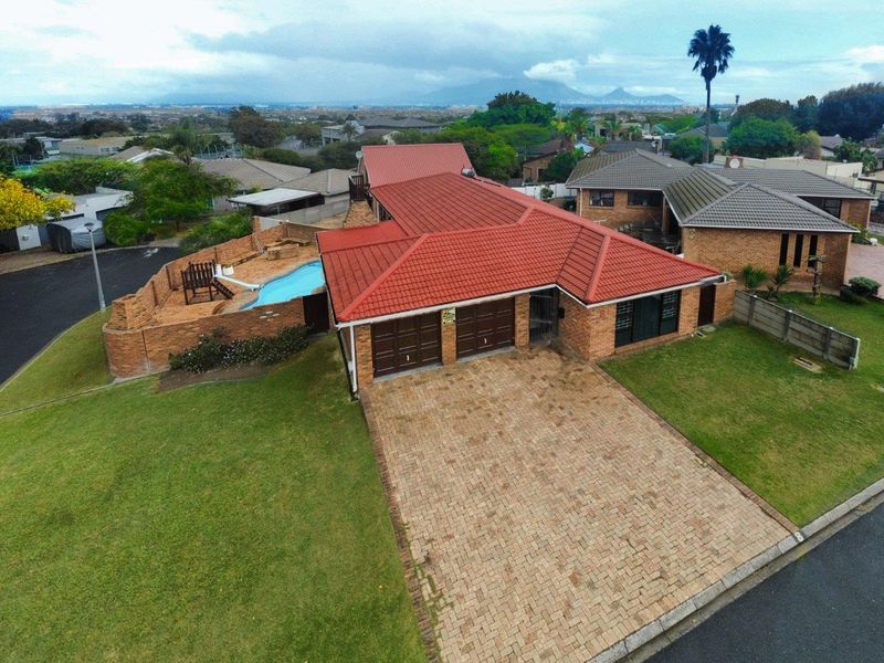 Dual living comprising of a 4 bedrooms & Study main dwelling and a 2 bedroom cottage. - Photo 2