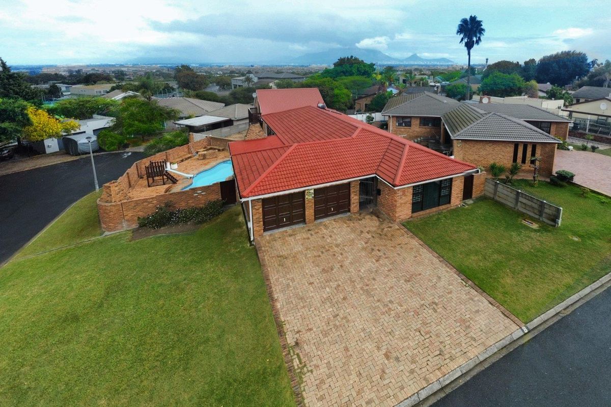 Dual living comprising of a 4 bedrooms & Study main dwelling and a 2 bedroom cottage. - Photo 2