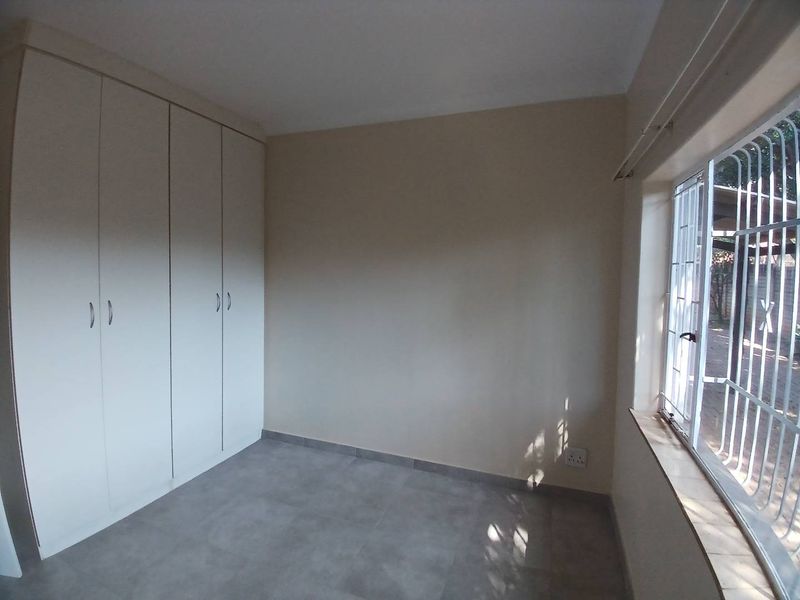 Charming 3 Bedroom 2 Bathroom Townhouse - Photo 8