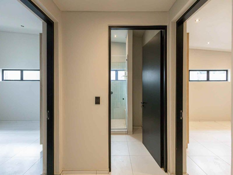Ultra-Modern Top-Floor Apartment in Prestigious Waterkloof - Photo 4