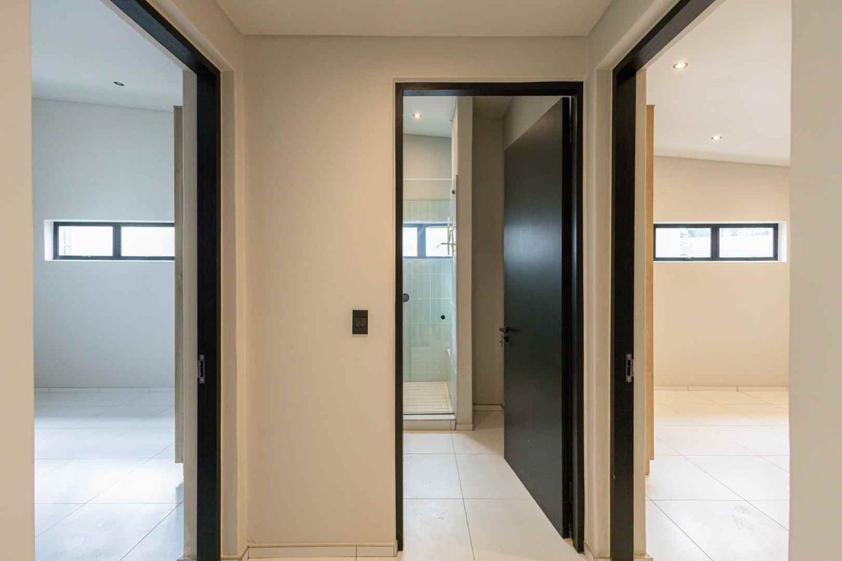 Ultra-Modern Top-Floor Apartment in Prestigious Waterkloof - Photo 4