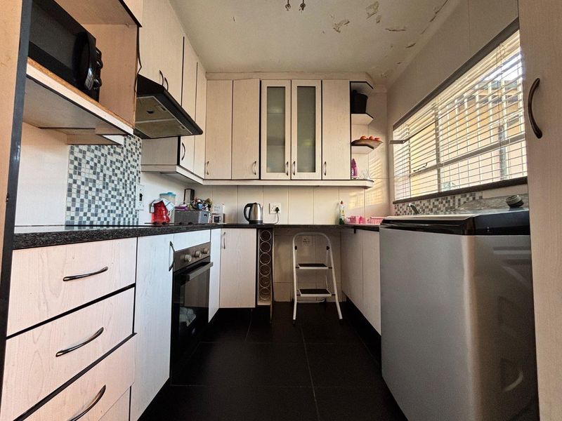 Spacious 3-Bedroom Family Home with Jacuzzi & Entertainment Lapa | Wannenburghoogte, Germiston - Photo 2