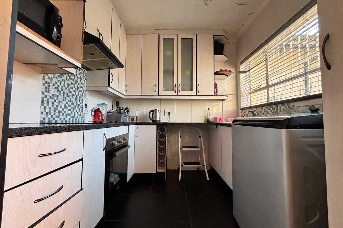 Spacious 3-Bedroom Family Home with Jacuzzi & Entertainment Lapa | Wannenburghoogte, Germiston - Photo 2