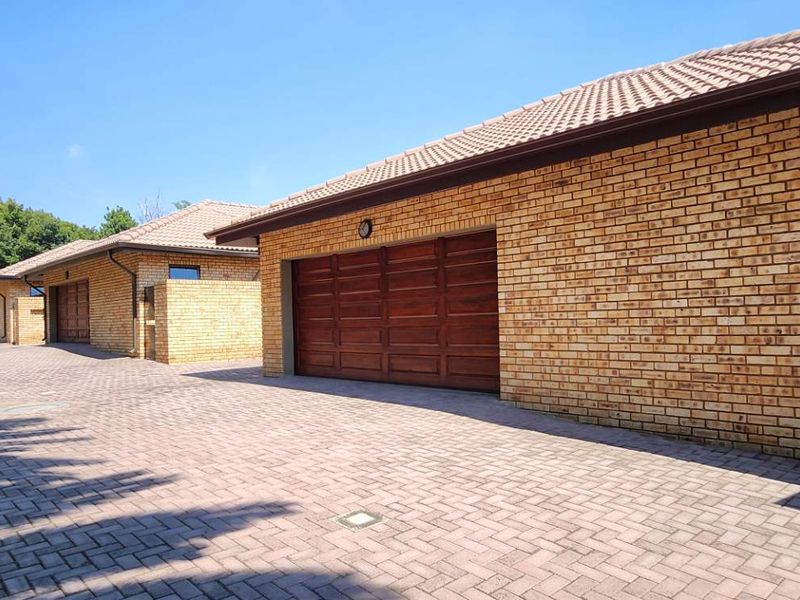Modern Comfort Meets Space — Stylish 3-Bed Townhouse in New Redruth - Photo 3