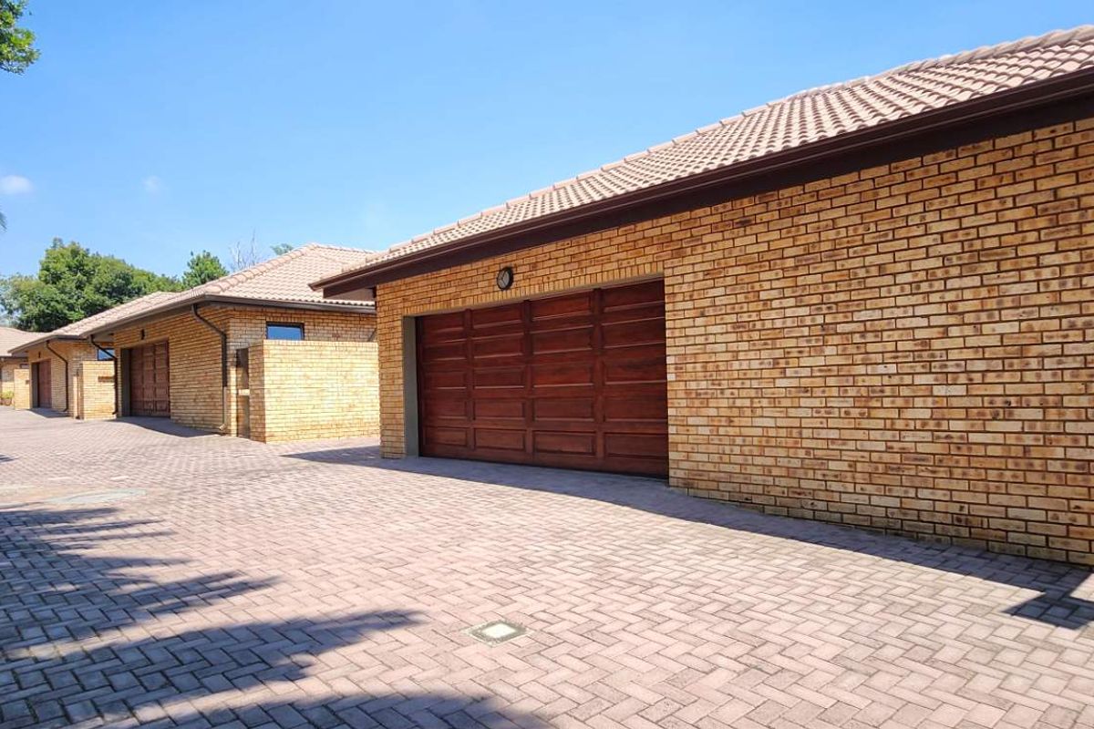 Modern Comfort Meets Space — Stylish 3-Bed Townhouse in New Redruth - Photo 3