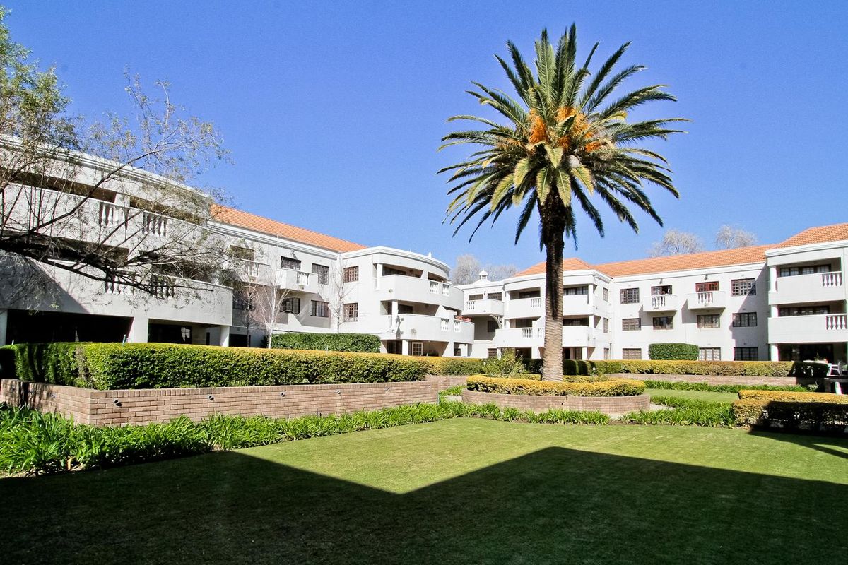 STUNNING 2 BED APARTMENT - Photo 2