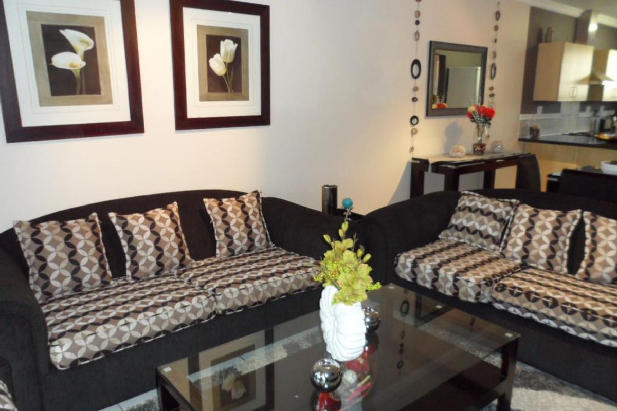 SOPHISTICATED 2 BED APARTMENT AT 77 ON GRAYSTON - Photo 5