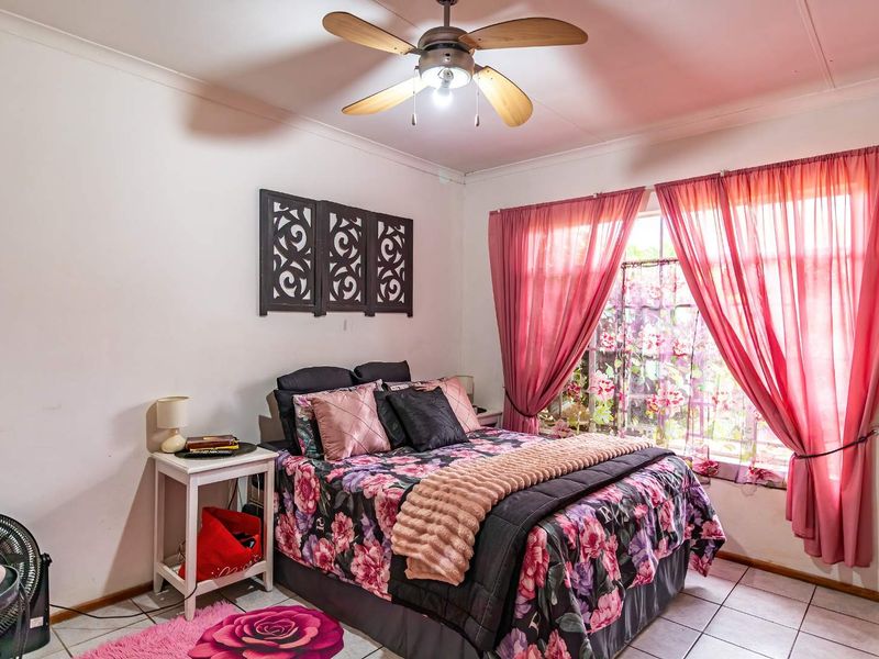 Spacious 2 Bedroom unit with beautiful garden in Doornpoort - Photo 9