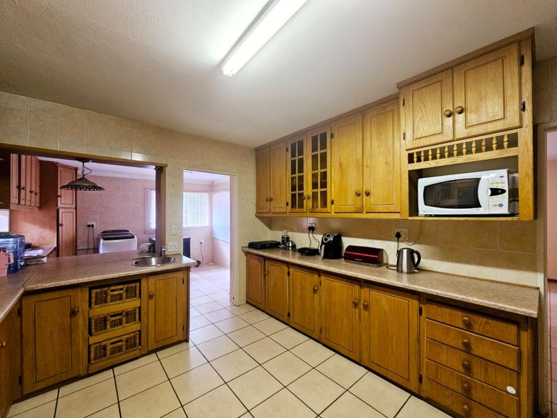 Double-Storey Delight with Pool & Perfect for Parties! - Photo 7