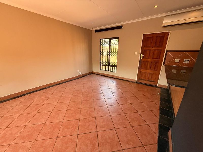 Perfect Lock-Up & Go 2 Bedroom Simplex in a Sought-After Double Security Estate - Photo 9
