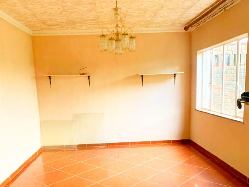 Stunning home near the OR International Airport - Photo 9