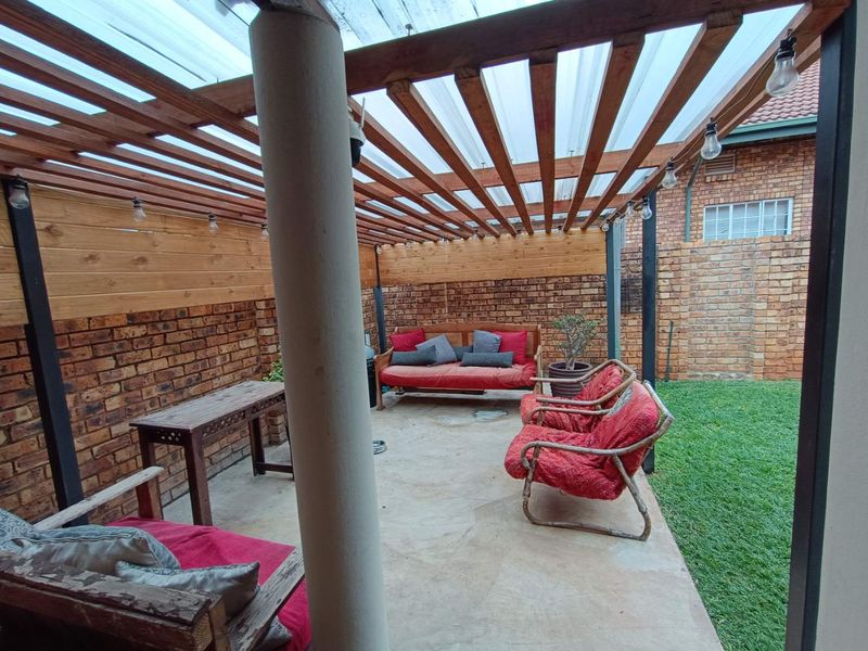 CLUBVIEW - 3 BEDROOMS - 2 FULL BATHROOMS - 2 LOCK-UP GARAGES - Photo 3