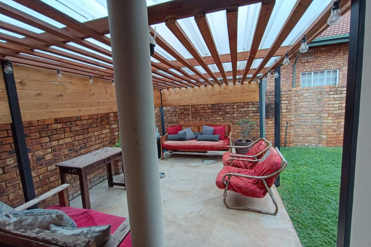 CLUBVIEW - 3 BEDROOMS - 2 FULL BATHROOMS - 2 LOCK-UP GARAGES - Photo 3