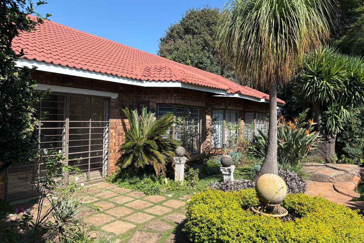 Family home that needs a stroke of love and care - Photo 2