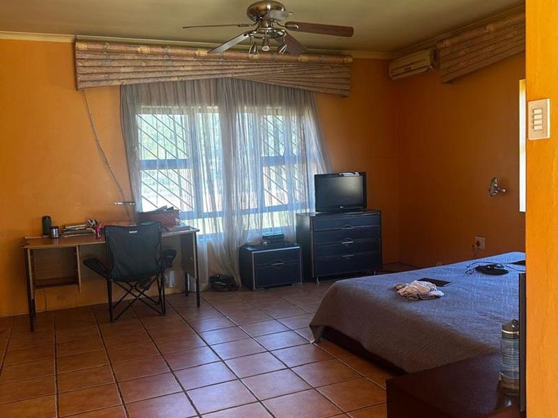 Spacious 3-Bedroom Family Home with Pool and Green Belt Views - Photo 5