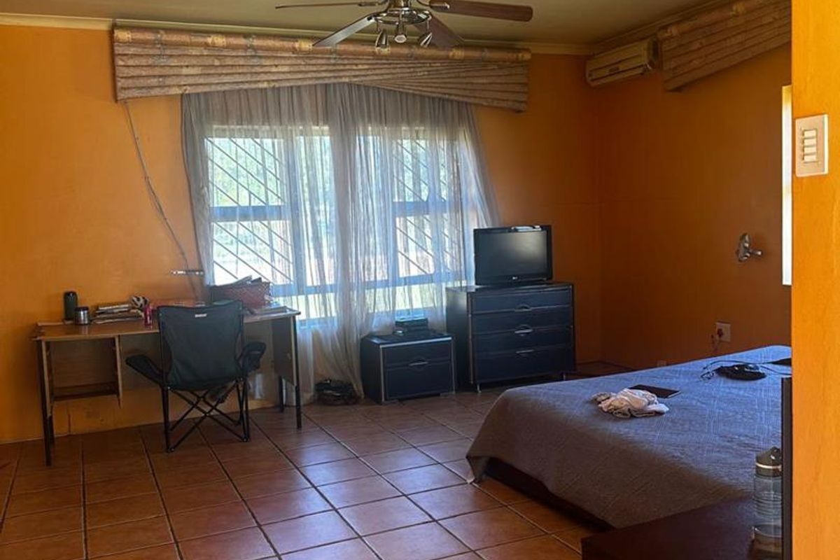 Spacious 3-Bedroom Family Home with Pool and Green Belt Views - Photo 5