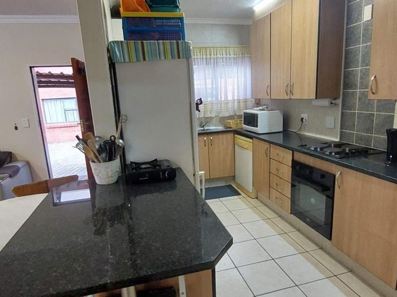 Ground-floor comfort with room for pets and family - Photo 4