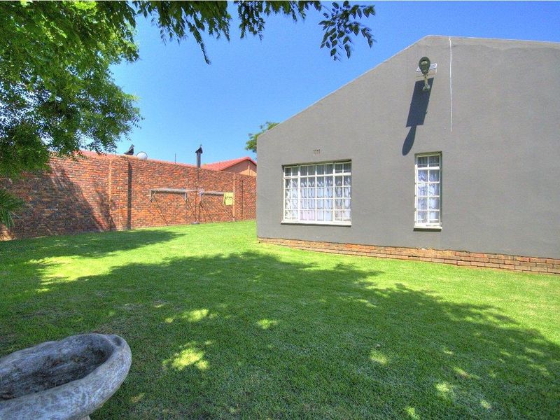 Beautiful Family home with Cottage - Photo 6