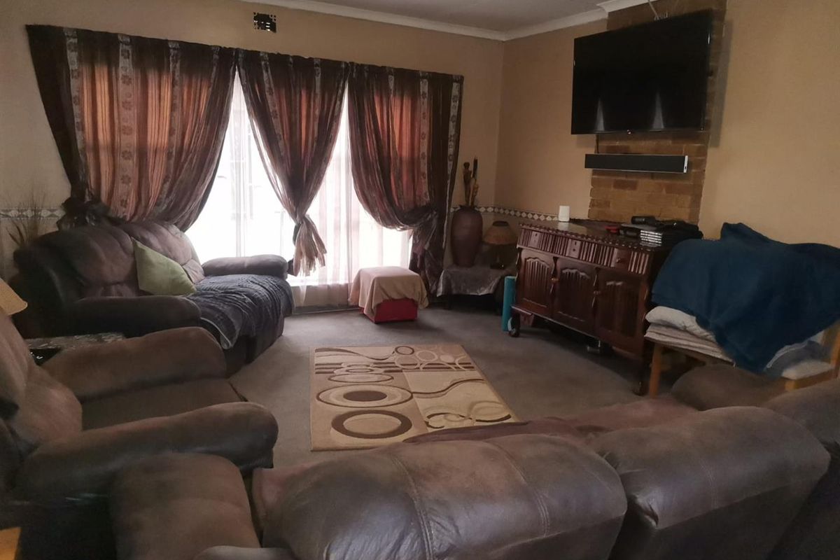 3 Bedroom House For Sale in Vanderbijlpark SE 6 - Photo 5