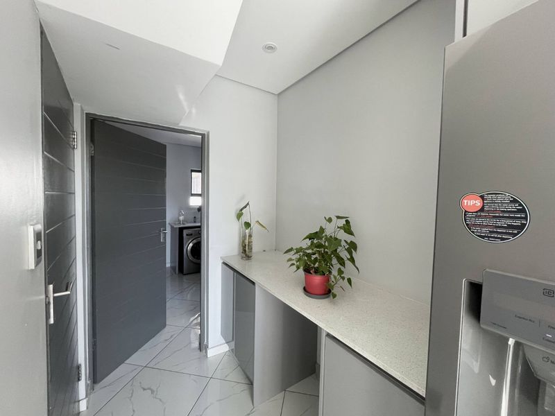 Secure Estate Living Meets Contemporary Elegance - Photo 6