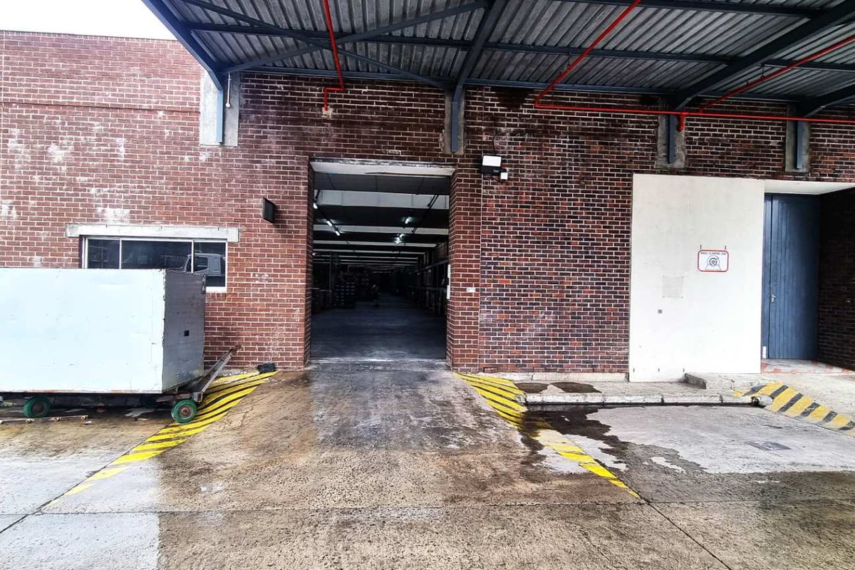 Large Warehouse in Retreat Industrial Node - Photo 3