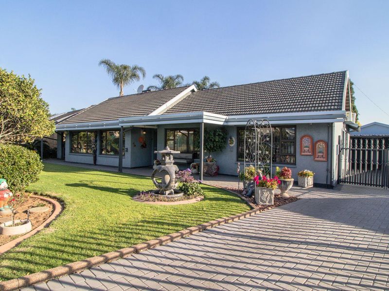 Charming Family Oasis with Pool & Patio in Farrarmere! - Photo 3