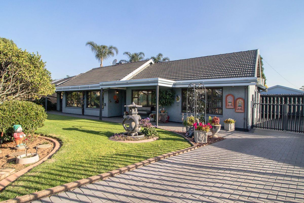 Charming Family Oasis with Pool & Patio in Farrarmere! - Photo 3