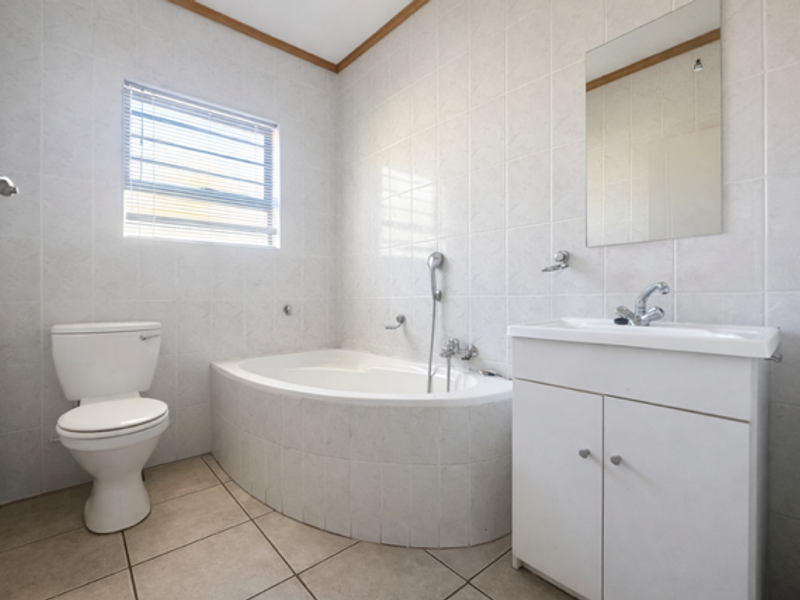 Townhouse with loft in  Langenhoven Park - Photo 9