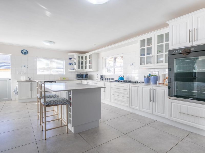 4 Bedroom Coastal Living - Photo 3