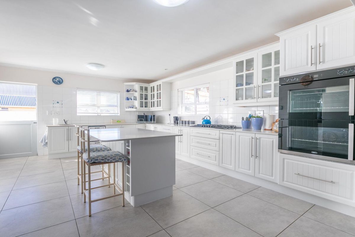 4 Bedroom Coastal Living - Photo 3