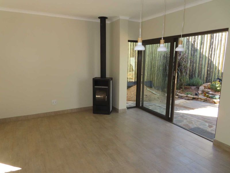 Lovely family home in quiet street with garden and pool - Photo 4
