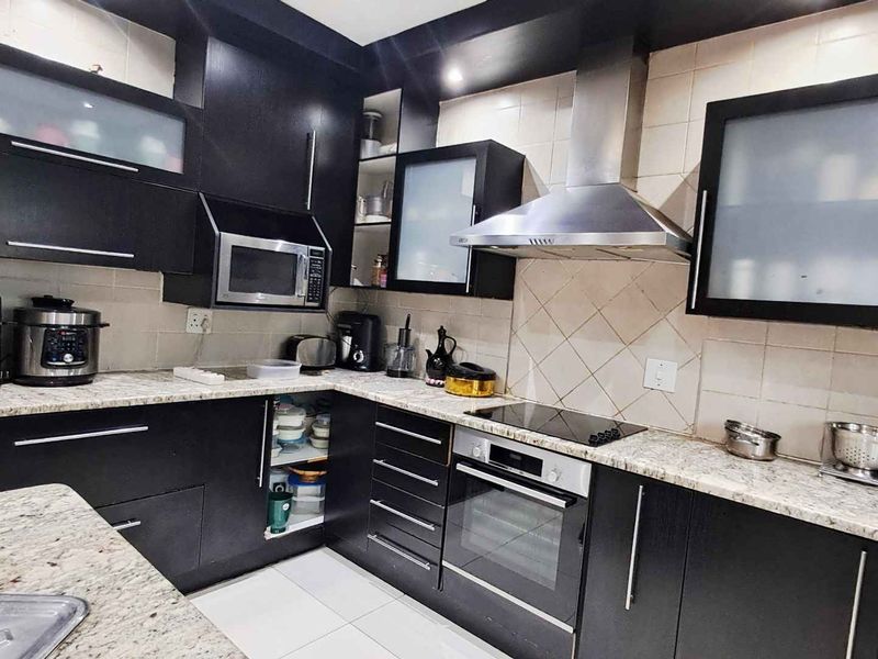 A beautiful dream home in a sought after neighbourhood:RELOCATION SALE - Photo 8