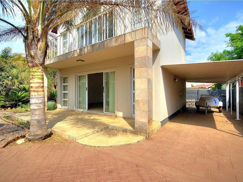 Exceptional property with 2 Dwellings! - Photo 2