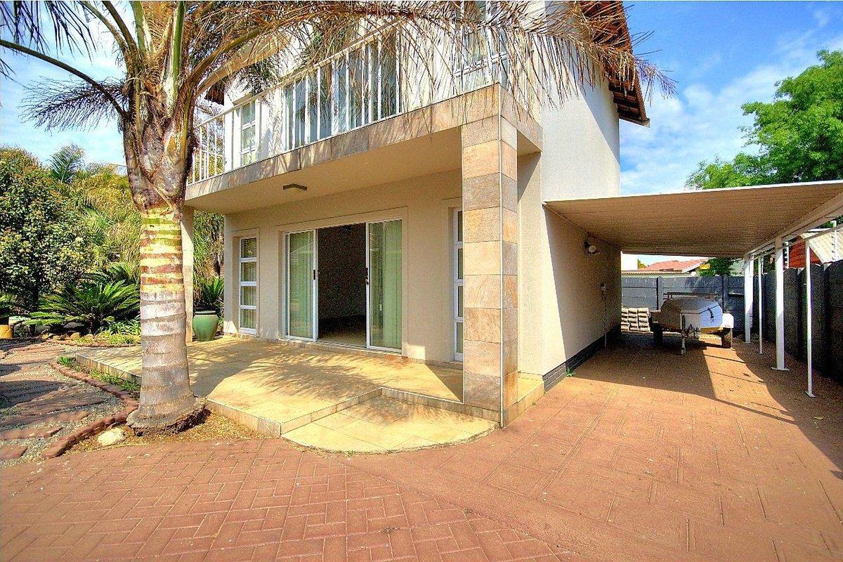 Exceptional property with 2 Dwellings! - Photo 2