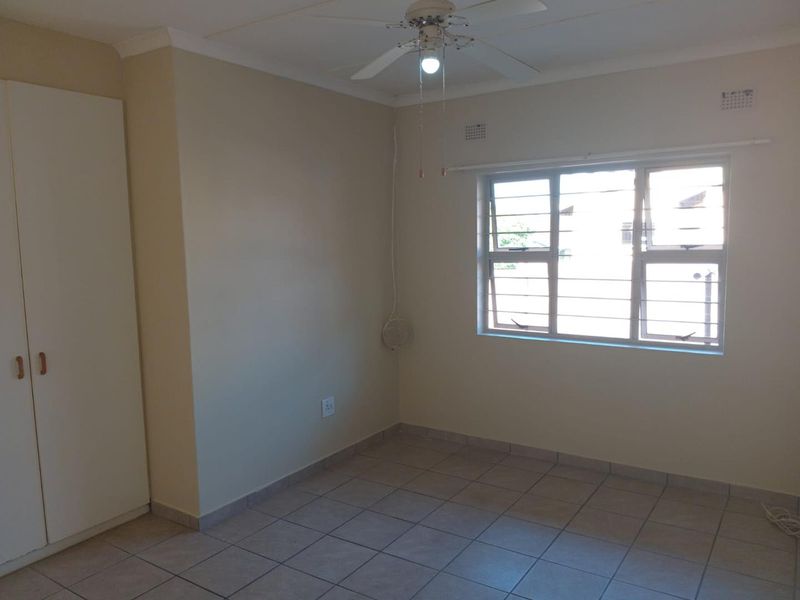 Spacious 4-Bedroom Family Home with Pool, Greenbelt Setting and Separate Granny Flat - Photo 9