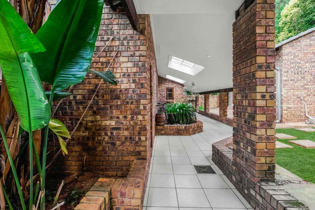 6 Bedroom Family Home For Sale In Bryanston - Photo 5